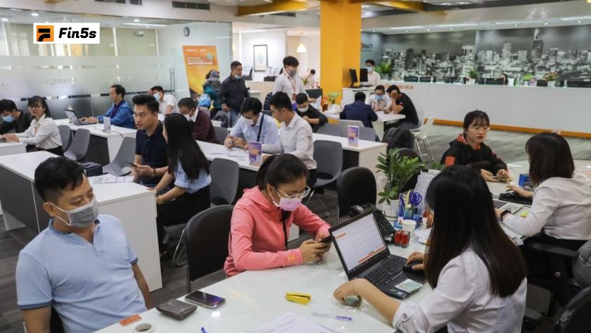 Không gian giao dịch nhộn nhịp tại văn phòng VNDIRECT