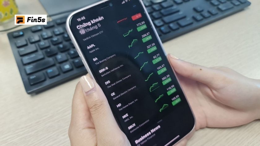 Hướng dẫn từ A - Z các cách đầu tư online cho người mới Đầu tư chứng khoán là một trong những hình thức đầu tư online phố biến hiện nay
