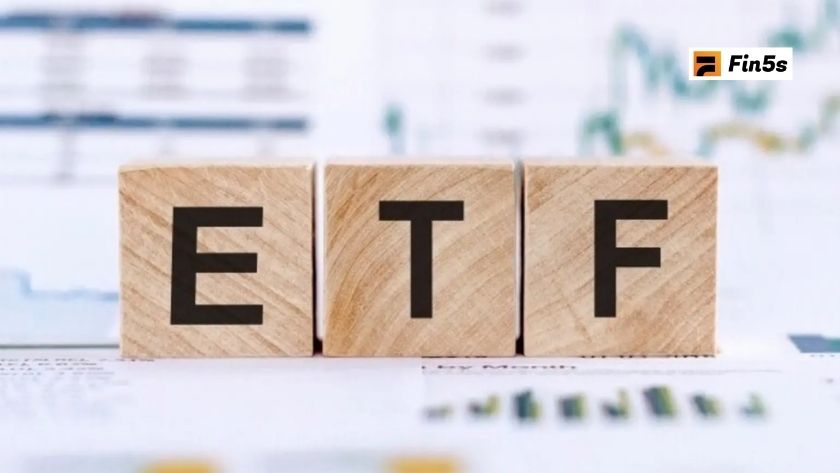 ETF là gì? Hướng dẫn đầu tư từ A-Z cho người mới muốn sinh lời an toàn Khác với quỹ truyền thống, ETF mô phỏng chỉ số nhưng giao dịch linh hoạt như cổ phiếu