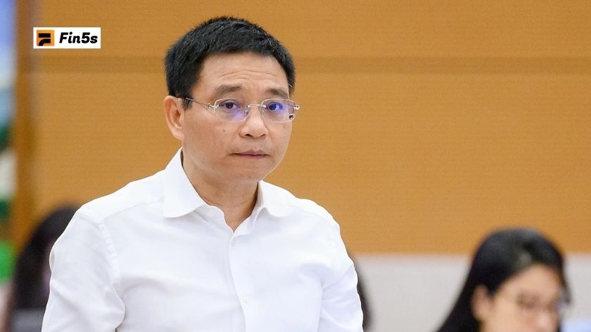 Tại sao nợ công tăng vọt lại trực tiếp ảnh hưởng đến túi tiền của bạn? Khủng hoảng nợ công có thể làm suy yếu toàn bộ nền kinh tế, gây khó khăn cho mọi tầng lớp trong xã hội.